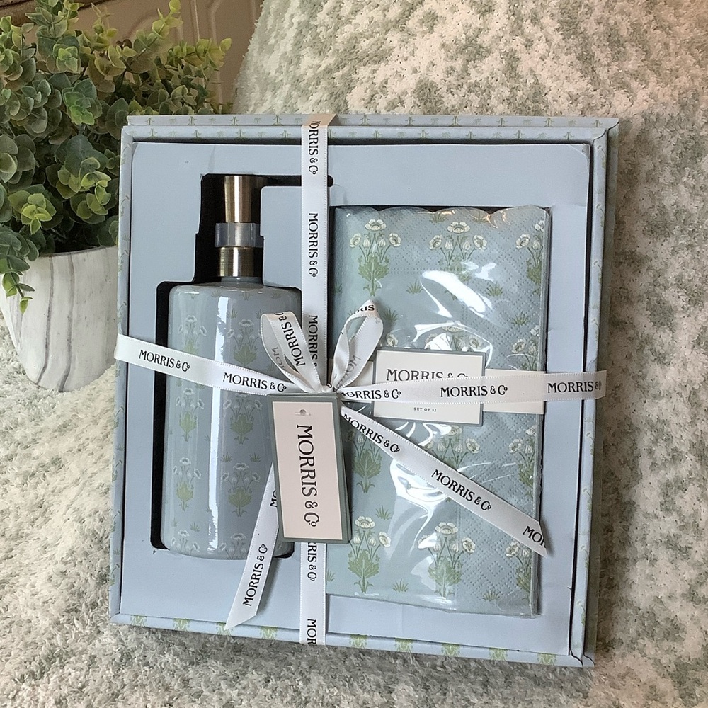 Morris & Co Boxed Guest Towels & Soap Dispenser Gift Set NWT 10 x 10.50 x 2.50”